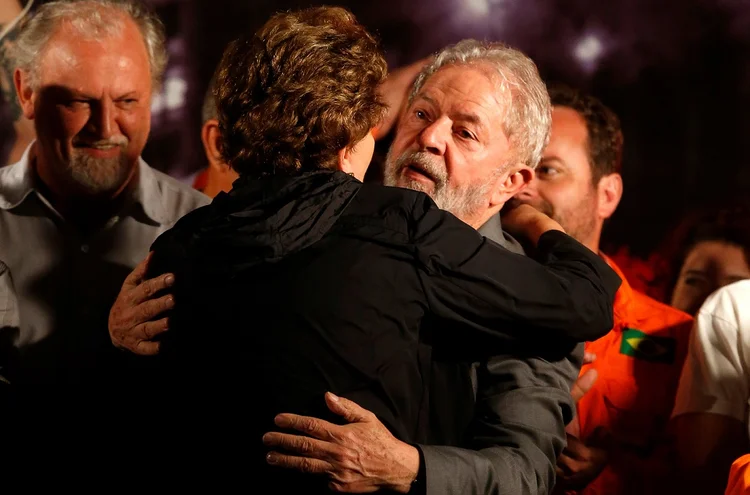 Dilma e Lula: no ato, a ex-presidente expressou preocupação com a presença do líder petista na prisão (Rodolfo Buhrer/Reuters)