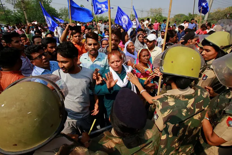 Protesto: Os dalits organizaram uma greve geral contra a decisão da justiça (Ajay Verma/Reuters)