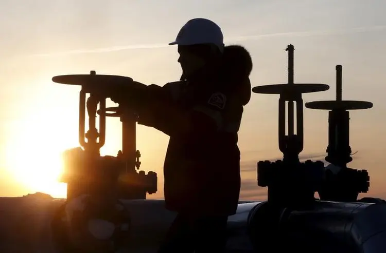 Funcionário trabalha em campo de petróleo em Kogalym, na Rússia   (Sergei Karpukhin/Reuters)
