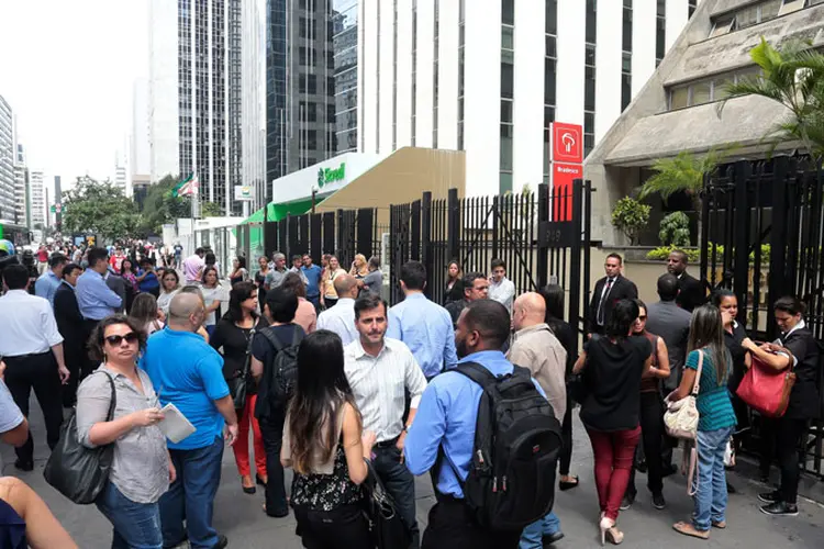 Susto na Paulista: trabalhadores deixaram prédio na Avenida Paulista ao sentirem tremor no fim da manhã desta segunda (2) (Leonardo Benassatto/Reuters)