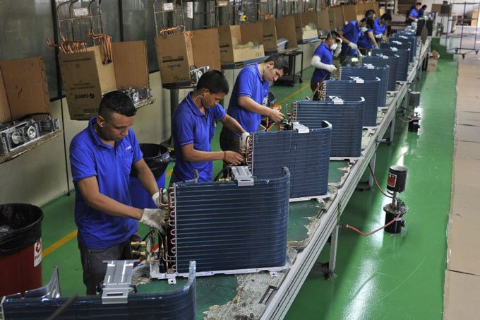 Funcionários trabalham em fábrica em Manaus  (Jianan Yu/Reuters)