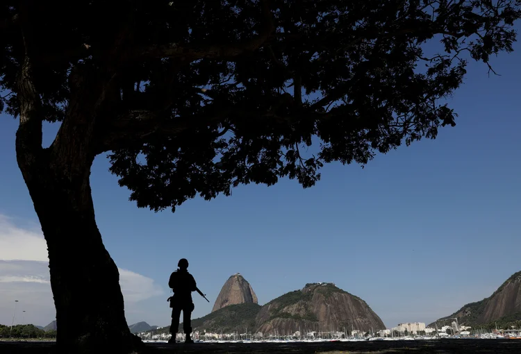 Rio: o corpo do motorista foi levado para a comunidade do lado para despistar a polícia (Ricardo Moraes/Reuters)