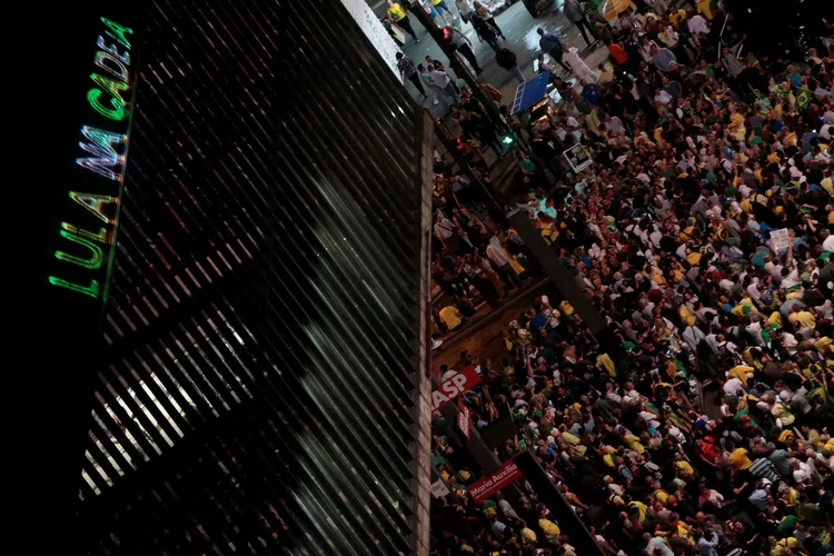 Manifestações: pessoas carregavam faixas e cartazes com dizeres contra a corrupção e contra Lula (Leonardo Benassatto/Reuters)