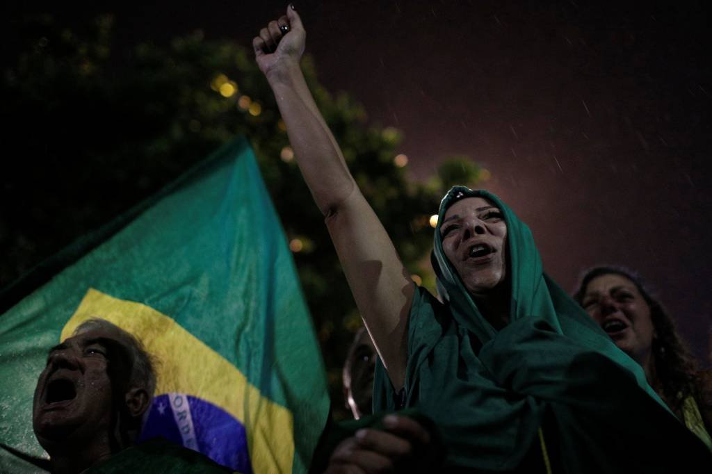 Chuva aperta, mas manifestantes anti-Lula continuam em Copacabana