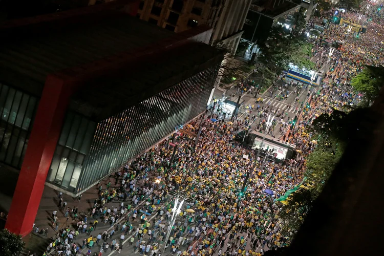 Manifestações: ""Acho que o Judiciário não deveria dar margem a pressões externas, sejam políticas ou populares, mas infelizmente o que a gente viu na decisão da liminar de não prender Lula enquanto não houvesse julgamento do habeas corpus foi pura pressão política", disse líder do MBL (Leonardo Benassatto/Reuters)