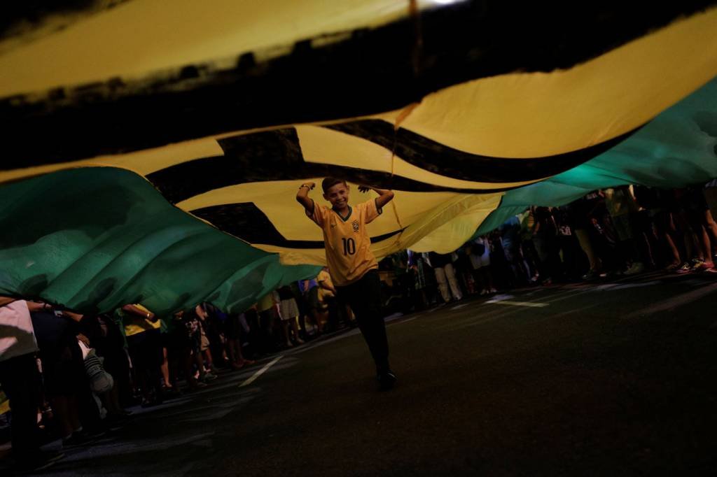 Grupos contra Lula mobilizam cerca de 5 mil pessoas em Curitiba