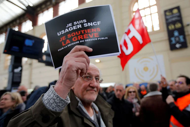 França: quatro principais sindicatos de ferroviários planejam fazer greve em dois dias de cada cinco nos próximos três meses (Jean-Paul Pelissier/Reuters)