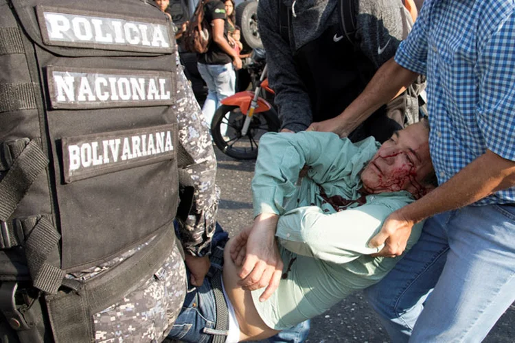 Venezuela: Nicolás Maduro disse na terça-feira que 17 pessoas foram detidas por um ataque contra a campanha de um candidato presidencial opositor (Rayner Pena/Reuters)
