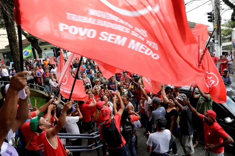 MST: movimento fecha trecho da BR 381 (Fernão Dias), que dá acesso de São Paulo à capital de Mineira (Paulo Whitaker/Reuters)