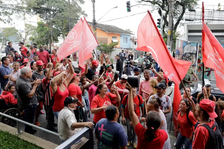 Manifestações: espaço onde todos os simpatizantes se acomodam conta com diversas bandeiras do Brasil, do sindicato, do PT, imagens de Lula e de greves históricas (Paulo Whitaker/Reuters)