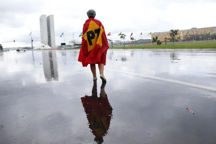 Protestos: o eixo monumental estava bloqueado para o trânsito na altura da Catedral, mas não havia revista de pessoas (Adriano Machado/Reuters)