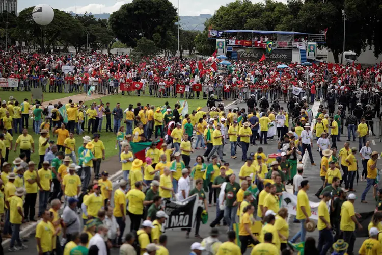 Manifestações: neste fim de tarde, cerca de 1,6 mil pessoas permaneciam nas vias (Ueslei Marcelino/Reuters)
