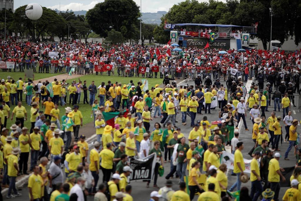 PM: Atos reúnem 2,5 mil contra HC de Lula e 1,5 mil a favor em Brasília