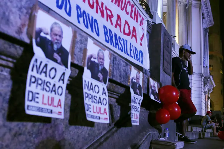 Prisão de Lula: manifestação petista foi antecipada para as 19h desta quinta-feira (Pilar Olivares/Reuters)