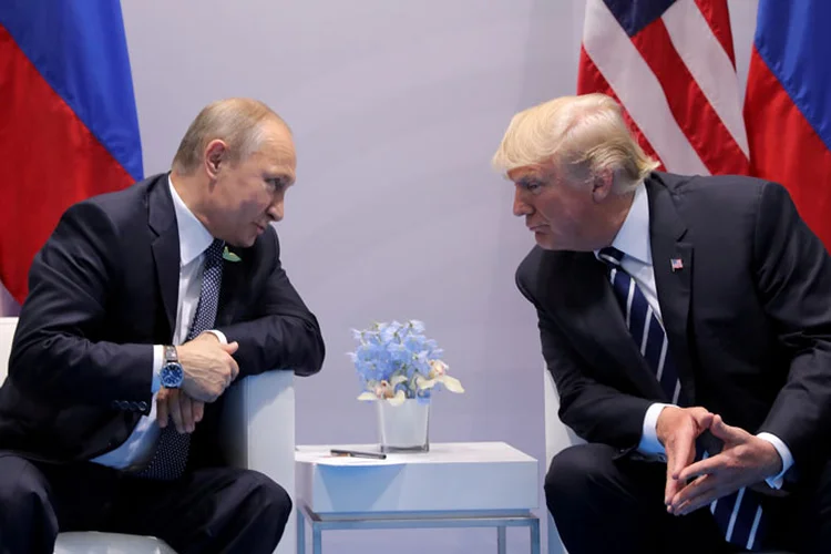 Trump e Putin vão se reunir na Finlândia no próximo mês (Carlos Barria/Reuters)