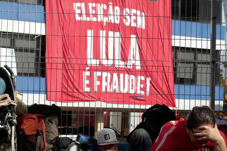 Protesto: manifestantes exibem faixa com dizeres como "Por Lula e pela democracia" (Leonardo Benassatto/Reuters)