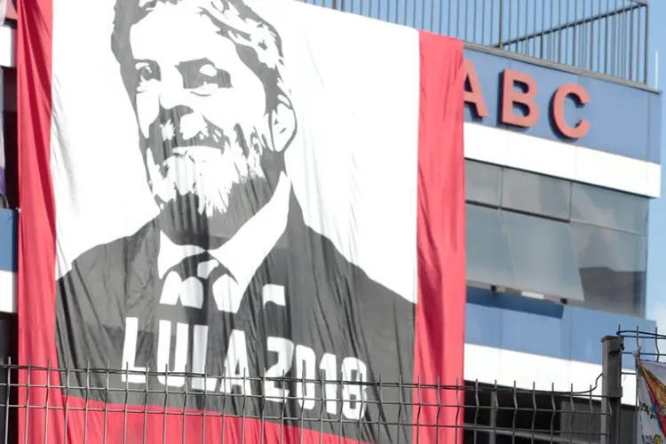 Um apoiador do ex-presidente brasileiro Luiz Inácio Lula da Silva protesta: de acordo com o PT, 2 mil pessoas participaram do evento (Leonardo Benassatto/Reuters)