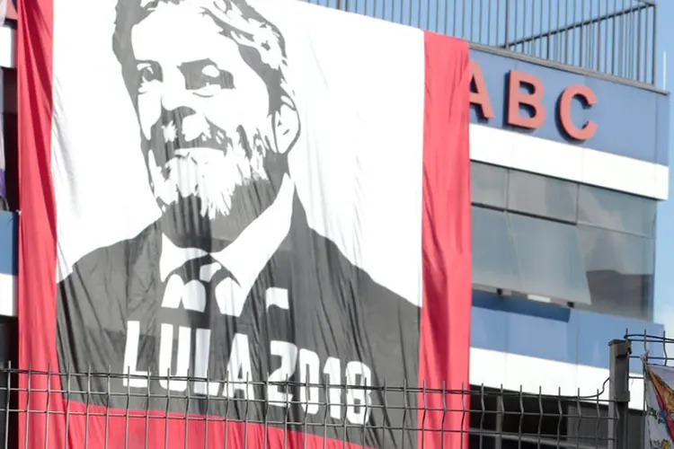 Lula: o ex-presidente passou a noite no Sindicato dos Metalúrgicos do ABC, em São Bernardo do Campo (Leonardo Benassatto/Reuters)