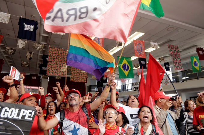 Sindicalistas e religiosos se revezam em discursos no sindicato do ABC