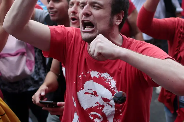 Protestos: apoiadores do ex-presidente Lula realizam atos desde a decretação da prisão, na quinta (5) (Leonardo Benassatto/Reuters)