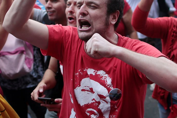 Apoiadores de Lula fecham avenidas no Recife e em Fortaleza, diz CUT