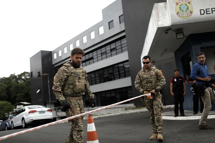 Sede da PF em Curitiba: "Nós vamos ficar aqui. O processo na Justiça não terminou", disse um dos apoiadores (Ricardo Moraes/Reuters)