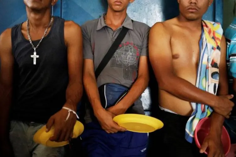 Venezuelanos fazem fila para receber comida em ginásio usado como abrigo em Boa Vista, no Estado de Roraima (Nacho Doce/Reuters)