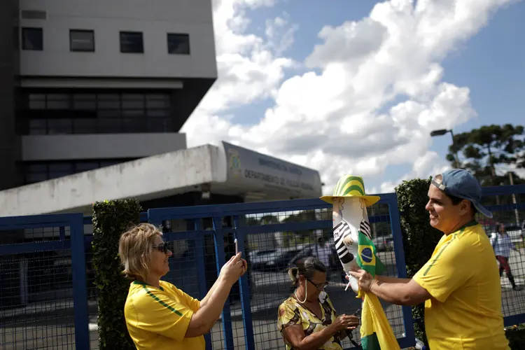 Manifestantes anti-Lula na frente da Polícia Federal em Curitiba na última sexta-feira: forças de segurança pediram que eles não fiquem em frente ao prédio (Ricardo Moraes/Reuters)