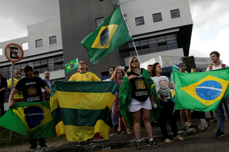 Manifestações: grupo faz queima de fogos e toca o hino nacional (Ricardo Moraes/Reuters)