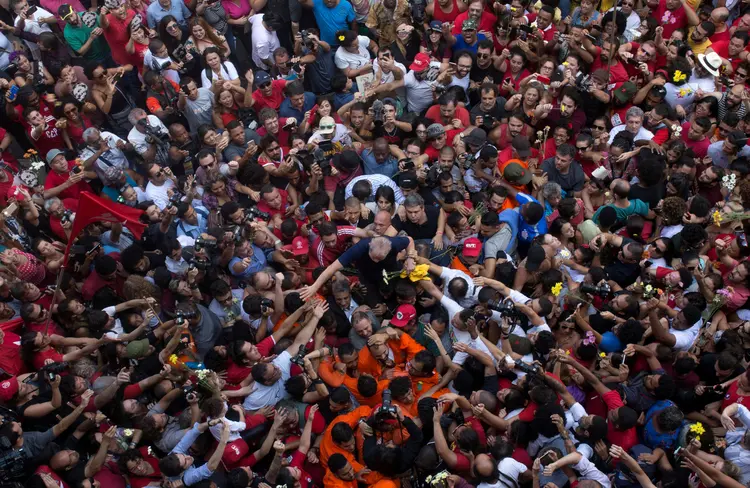 Lula: diante de milhares de simpatizantes horas antes de ser preso, ex-presidente posou de mãos dadas com os pré-candidatos à Presidência do PCdoB, Manuela D'Ávila, e do PSOL, Guilherme Boulos (Francisco Proer/Reuters)