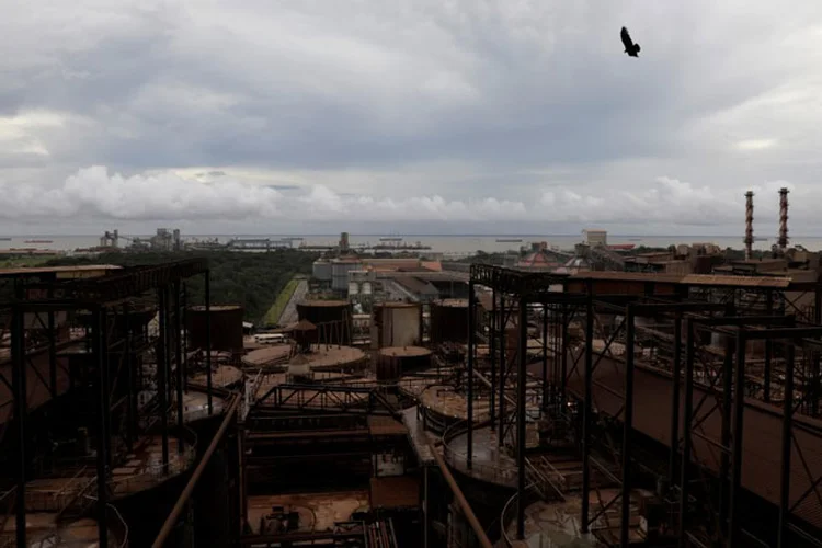 IMAGEM DA REFINARIA DA ALUNORTE: "a decisão de fechar a Alunorte e Paragominas terá consequências financeiras e operacionais significativas", disse comunicado da empresa (Ricardo Moraes/Reuters)