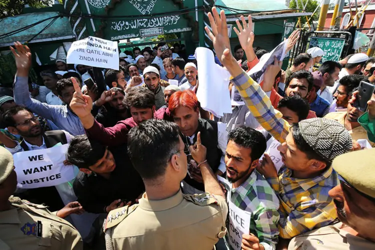 Índia: protestos irromperam em todo o país depois que policiais e um político foram mencionados separadamente em conexão com dois casos não relacionados de estupro infantil (Mukesh Gupta/Reuters)