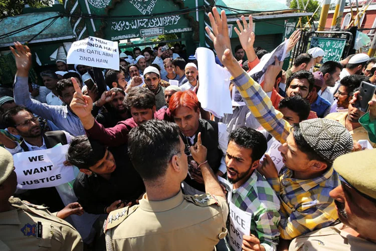 Índia: protestos irromperam em todo o país depois que policiais e um político foram mencionados separadamente em conexão com dois casos não relacionados de estupro infantil (Mukesh Gupta/Reuters)