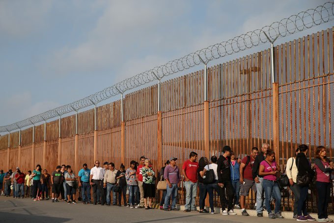 Fronteira com o México: menores de idade foram separados das famílias migrantes na localidade (Reuters/Loren Elliott)