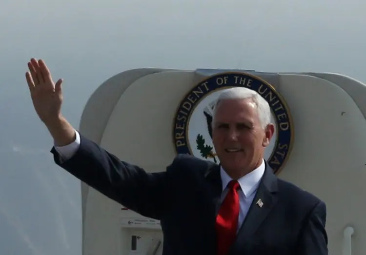 Mike Pence: vice não viajará para evitar afastamento de "recursos de segurança nacional" (Guadalupe Pardo/Reuters)