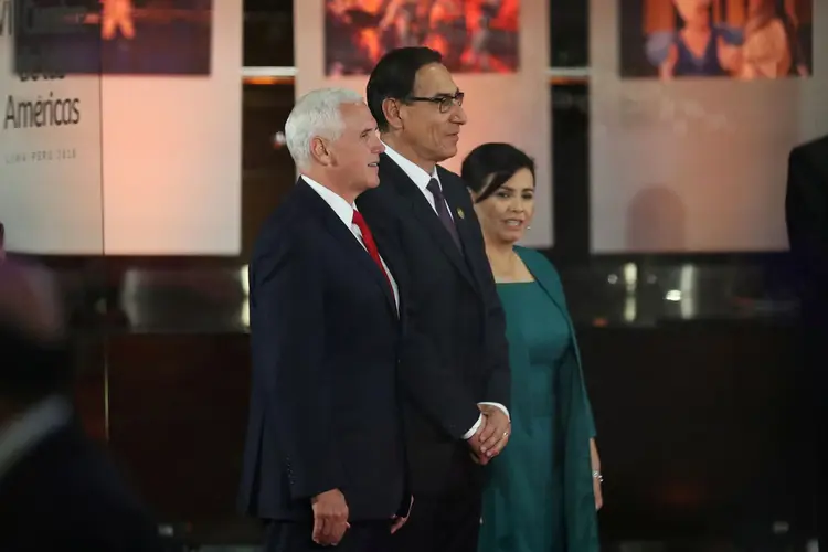 O presidente do Peru, Martin Vizcarra, e o vice-presidente dos EUA, Mike Pence, posam para uma foto antes da inauguração da oitava Cúpula das Américas (Marco Brindicci/Reuters)