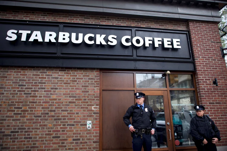 Starbucks: presidente da companhia disse que uma revisão disciplinar estava em andamento e afirmou que realizará treinamento para evitar preconceitos inconscientes (Mark Makela/Reuters)