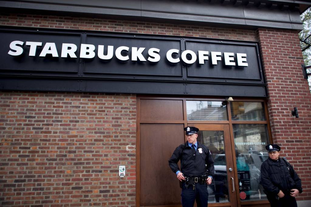 CEO do Starbucks quer se desculpar com negros presos em loja nos EUA