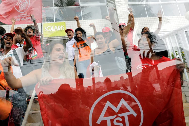 MTST: grupo desocupou no início da tarde desta segunda-feira o apartamento tríplex no Guarujá, litoral de São Paulo, atribuído ao ex-presidente Luiz Inácio Lula da Silva (Paulo Whitaker/Reuters)