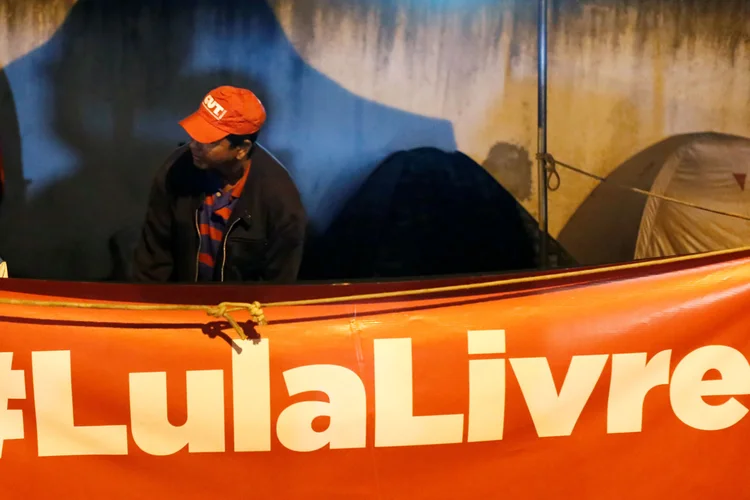 Acampamento em Curitiba: segundo PT, como tem ocorrido desde a instalação da Vigília Lula Livre, a manifestação desta terça, 1, será a partir das 14h na Praça Santos Andrade (Rodolfo Buhrer/Reuters)