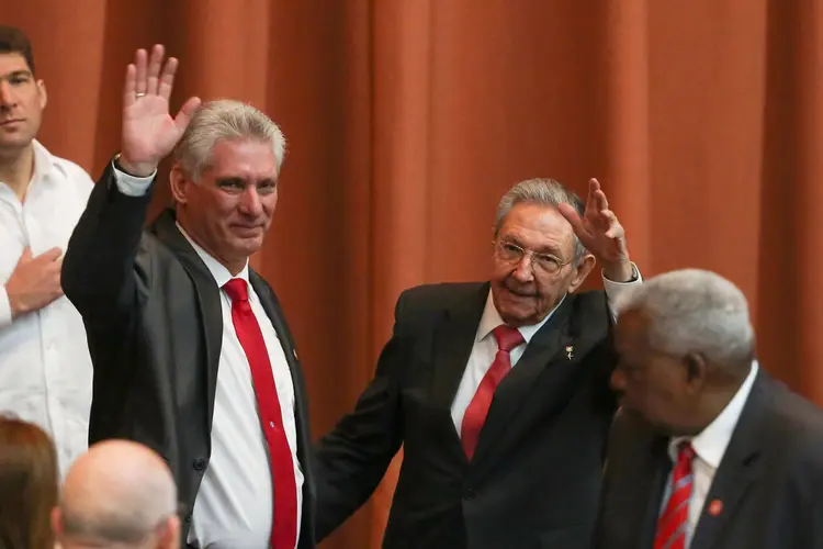 Atual presidente de Cuba, Miguel Díaz-Canel, ao lado de Raul Castro (Alexandre Meneghini/Pool/Reuters)