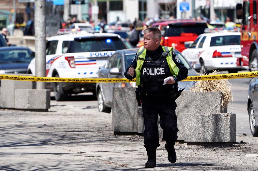 Motorista que atropelou grupo em Toronto está sob custódia