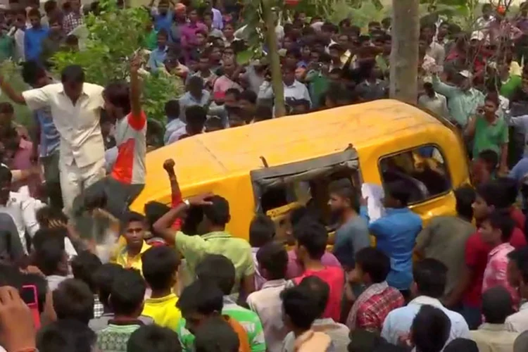 Índia: trem atingiu uma van escolar em um cruzamento da linha férrea na Índia nesta quinta-feira, matando 13 crianças (ANI/Reuters)