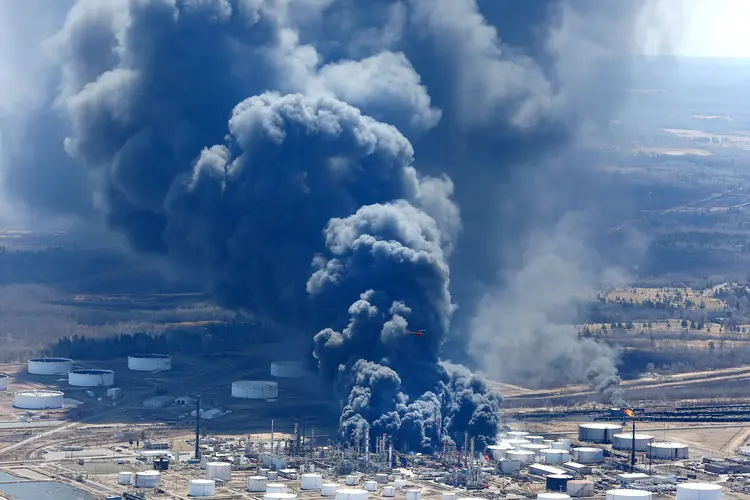 A fumaça levou as autoridades a ordenar uma evacuação no raio de entre 3 e 5 km em torno da refinaria. (Robert King/Reuters)