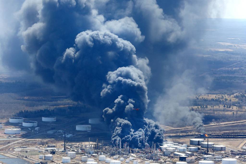 Explosão em refinaria de petróleo nos EUA deixa vários feridos
