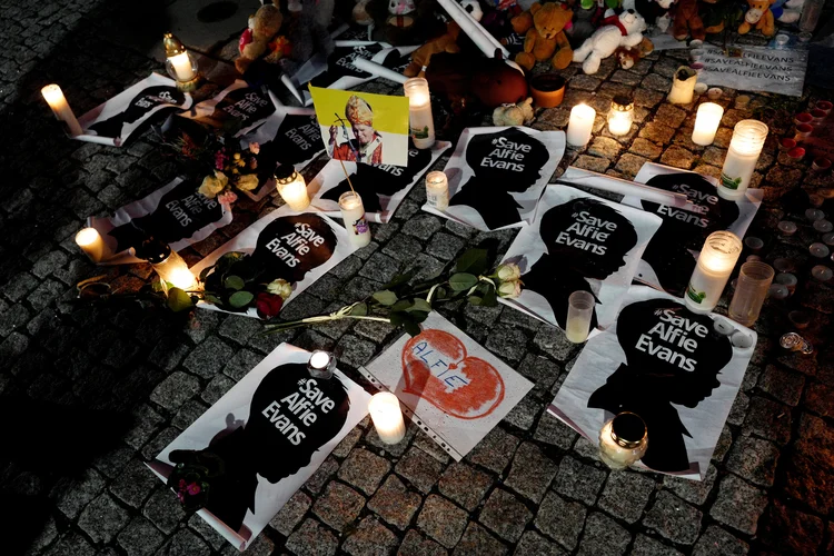 Protesto pela vida de Alfie Evans: bebê com doença degenerativa morreu neste sábado (Kacper Pempel/Reuters)