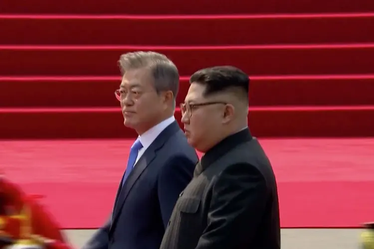 O líder norte-coreano Kim Jong Un e o presidente sul-coreano Moon Jae-in em uma cerimônia de boas-vindas (./Reuters)