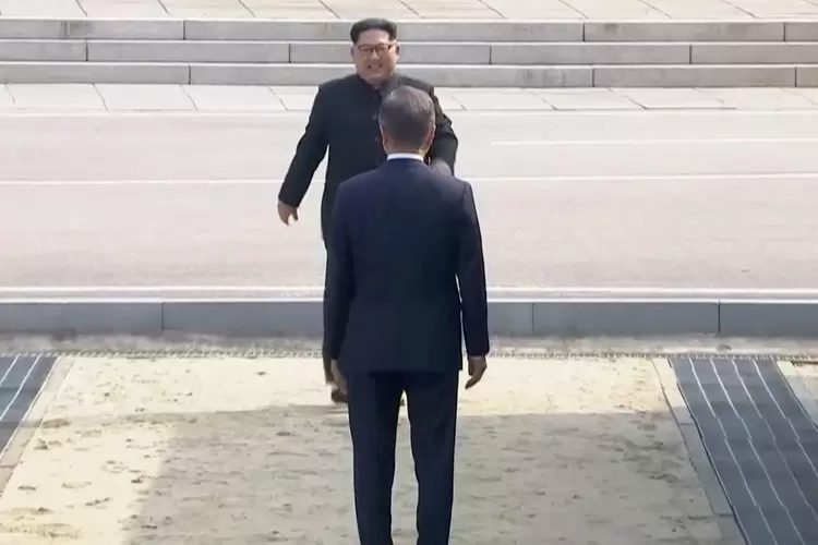 Moon e Kim: líderes das duas Coreias negociam fim definitivo de conflito inciado na década de 1950 (./Reuters)