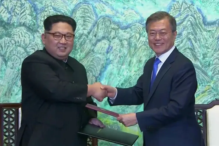 Kim e Moon: nenhum líder norte-coreano punha os pés em solo sul-coreano desde a Guerra da Coreia de 1950-53 (Host Broadcaster/Reuters)