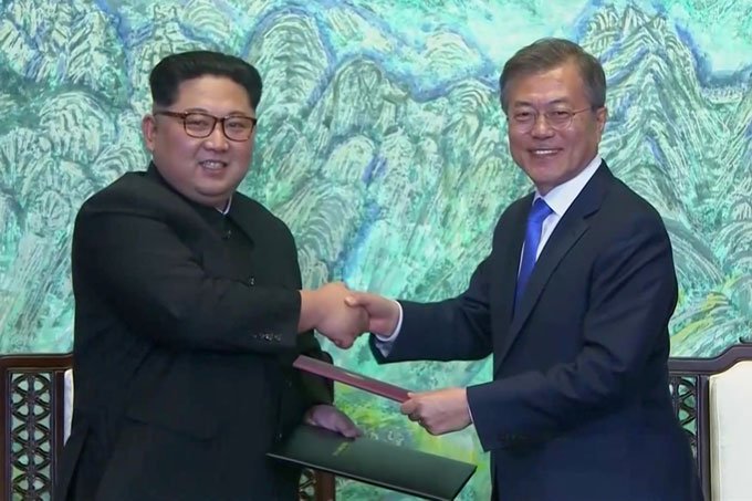 Kim ameniza clima de cúpula coreana com sorrisos e apertos de mão